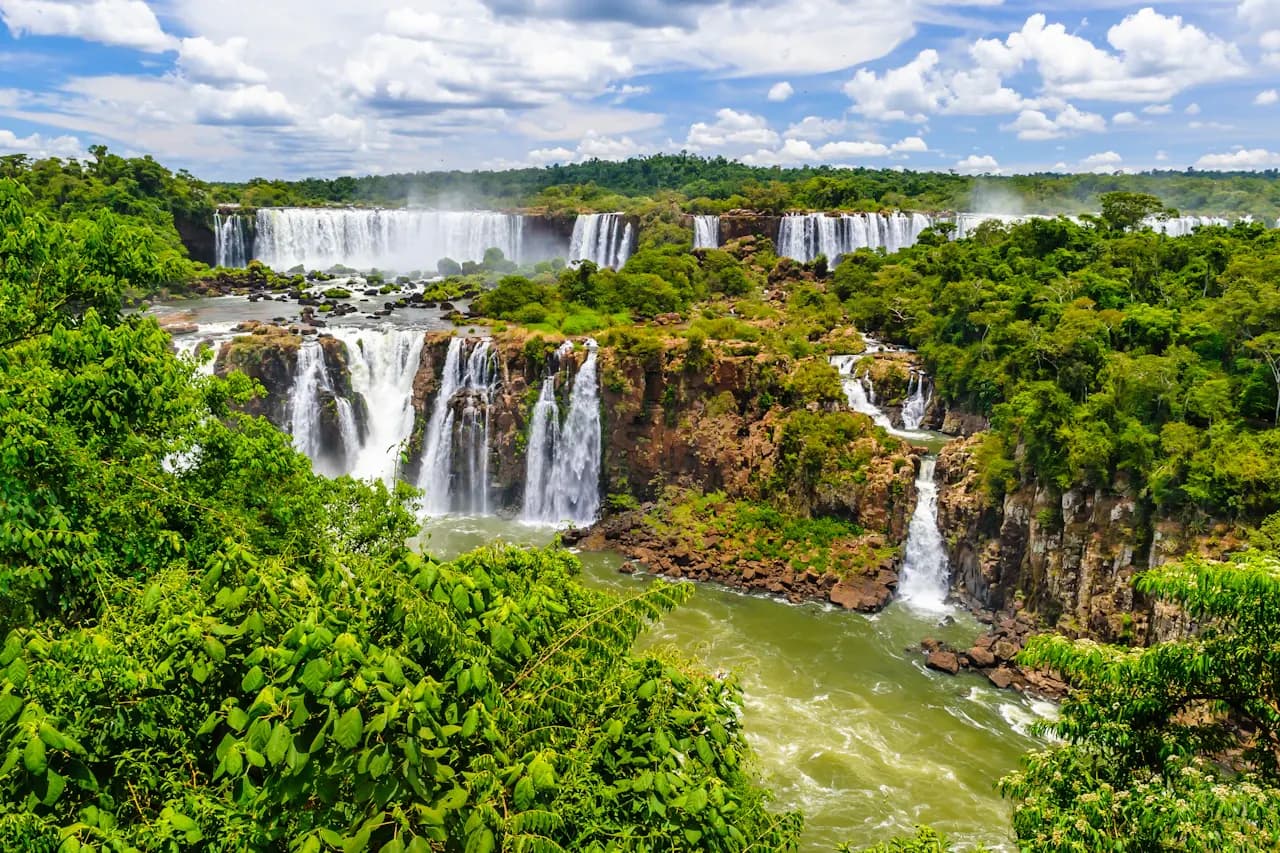 Quedas das Cataratas do Iguaçu cercadas por vegetação