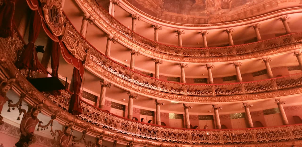 Interior do Teatro Amazonas em Manaus, com camarotes e ornamentação