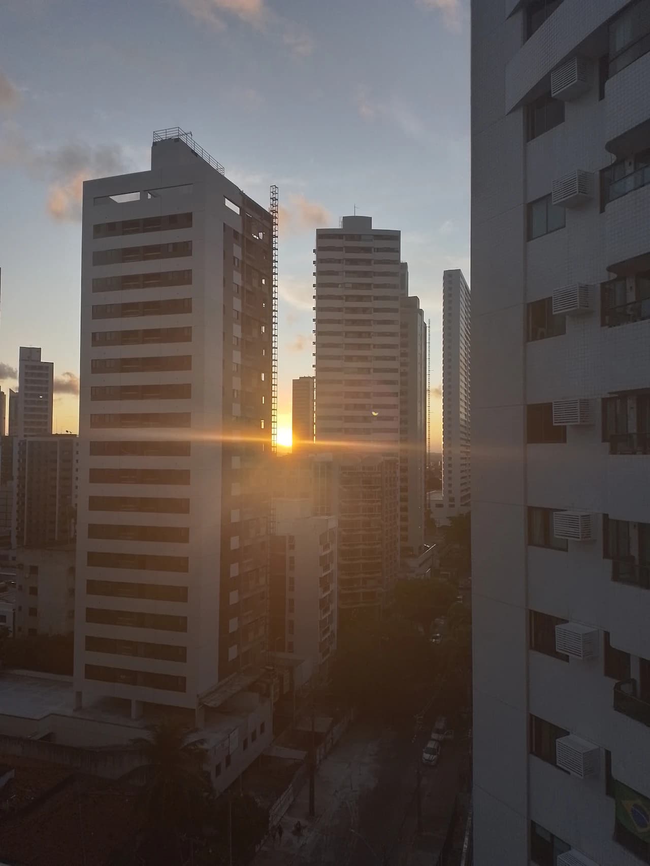 Sol entre os edifícios do Recife ao entardecer
