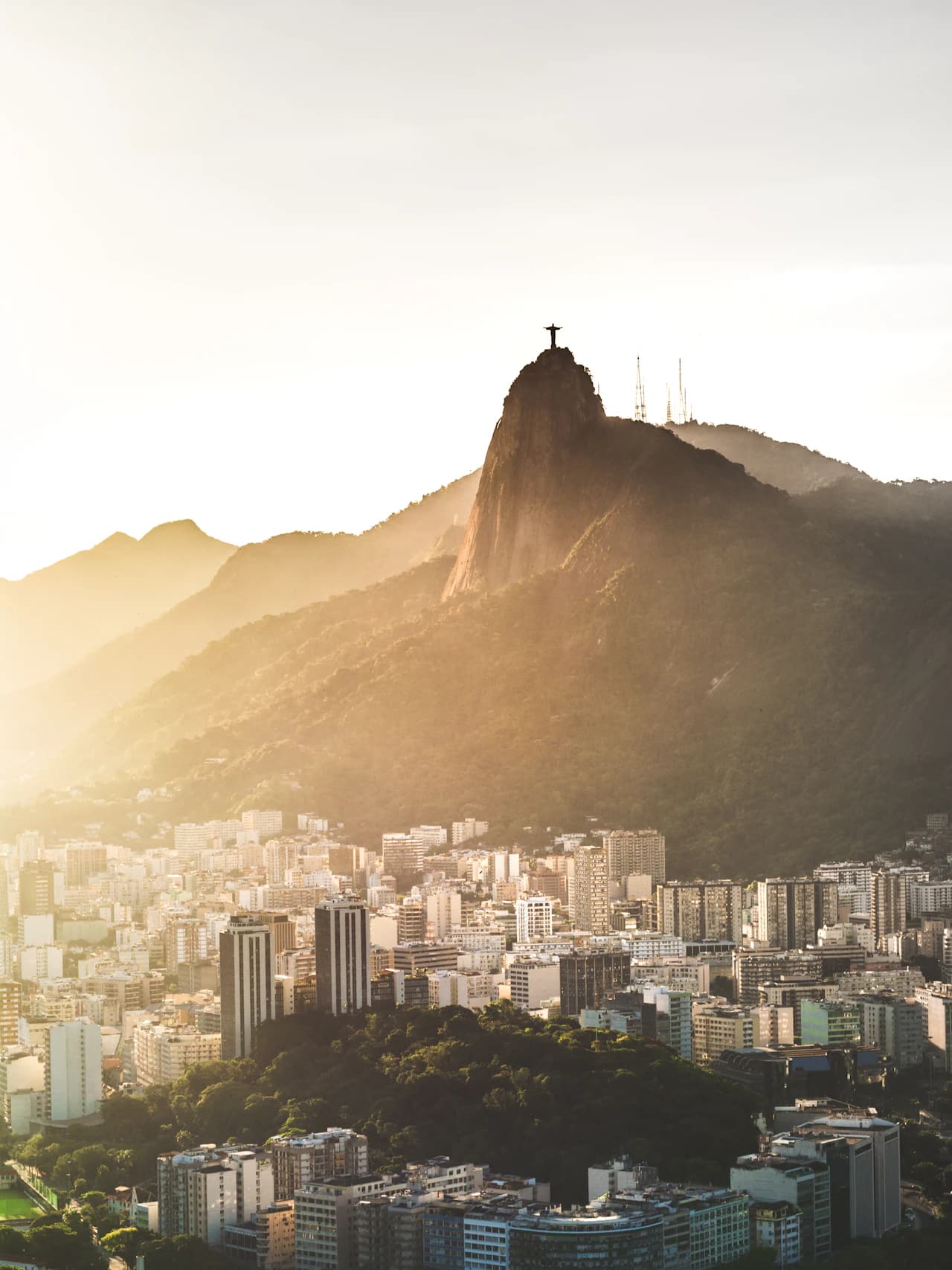 Cristo Redentor sobre o Corcovado e a paisagem do Rio de Janeiro ao pôr do sol