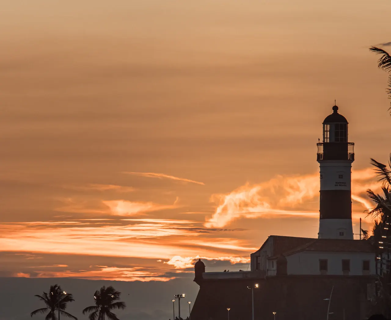 Farol da Barra e o mar de Salvador ao pôr do sol