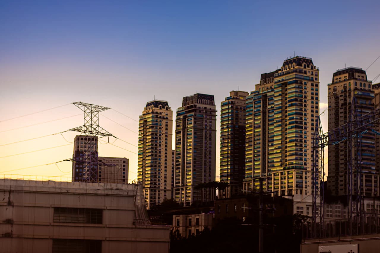 Edifícios de São Paulo sob a luz dourada do entardecer